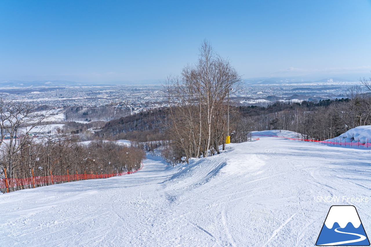 旭川サンタプレゼントパーク・マロースゲレンデ｜旭川市の街並みの向こうに北海道最高峰「旭岳」を望む大パノラマ。旭川市民御用達の絶景ゲレンデへ！